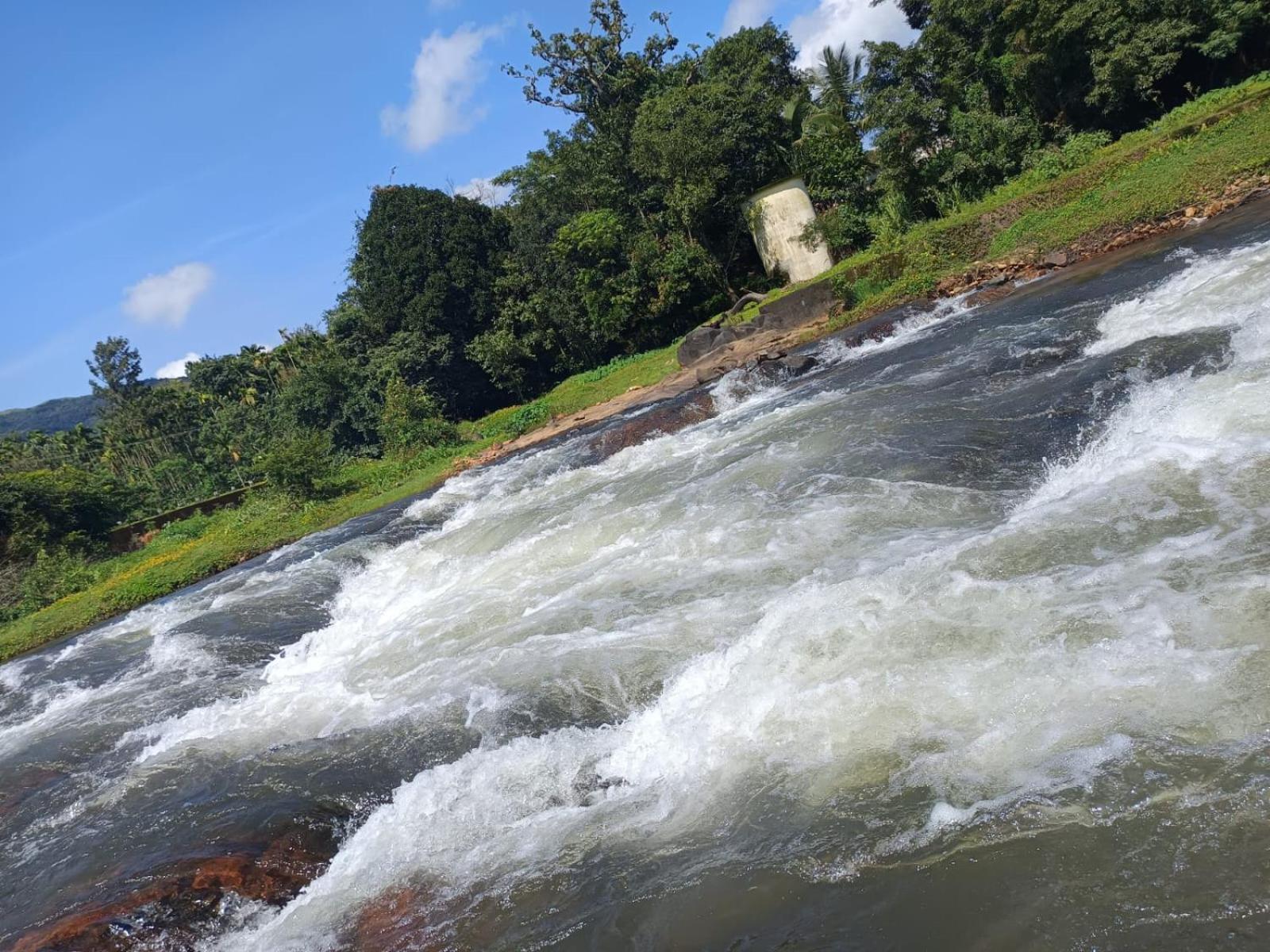 Kuruva Shoreline Wayanad Chegat Exterior photo